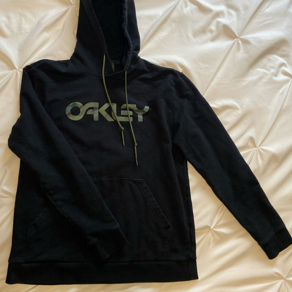 Men’s size LARGE black Oakley hoodie with camo print.
